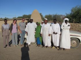 12 Soedanese vrienden en Oma van 110 jaar oud.jpg