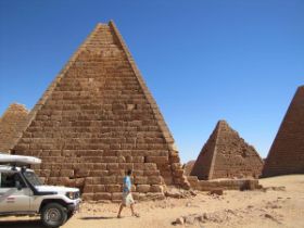 14 de Merowe piramides in Soedan, een paar het zijn er best veel.jpg