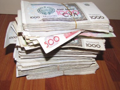25 1 Oezbeeks geld, 1 Sum is € 0.0004509, het grootste biljet in Oezbekistan is 1.000 Sum waard, dus zo'n 45 cent !!!!